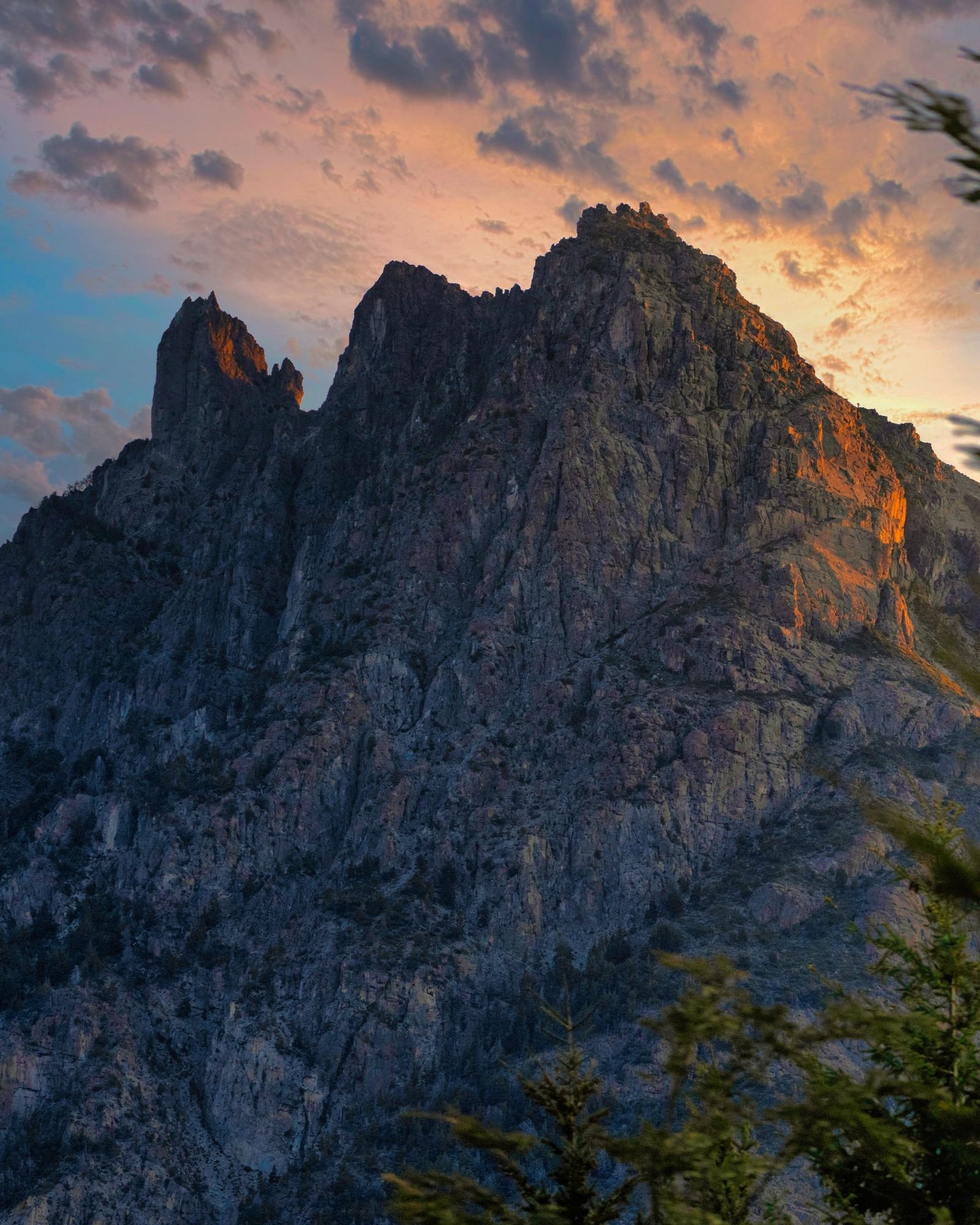 Roca iluminada por el atardecer